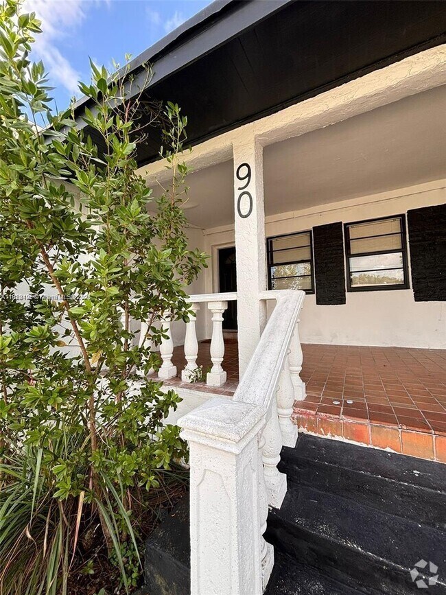 Building Photo - 2 bedroom in Miami FL 33138
