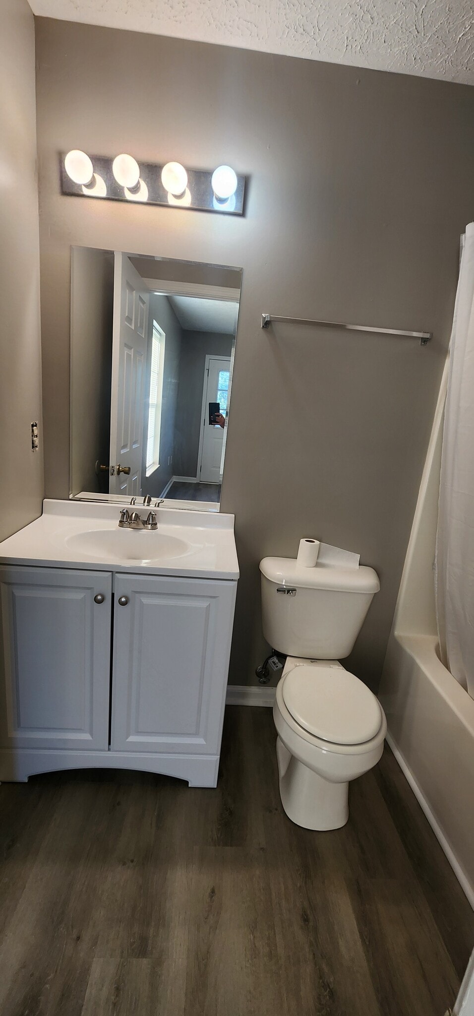 Ensuite bath - 4532 Winslow Dr