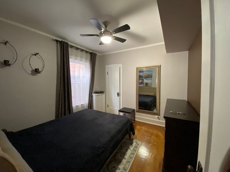 bedroom w/ furniture - 5016 N Major Ave