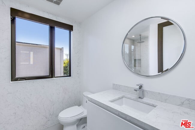 Building Photo - 2019 Barry Ave