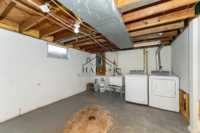 Building Photo - Recently Renovated 5 Bedroom Home! *1/2 OFF FIRST MONTH OF RENT*