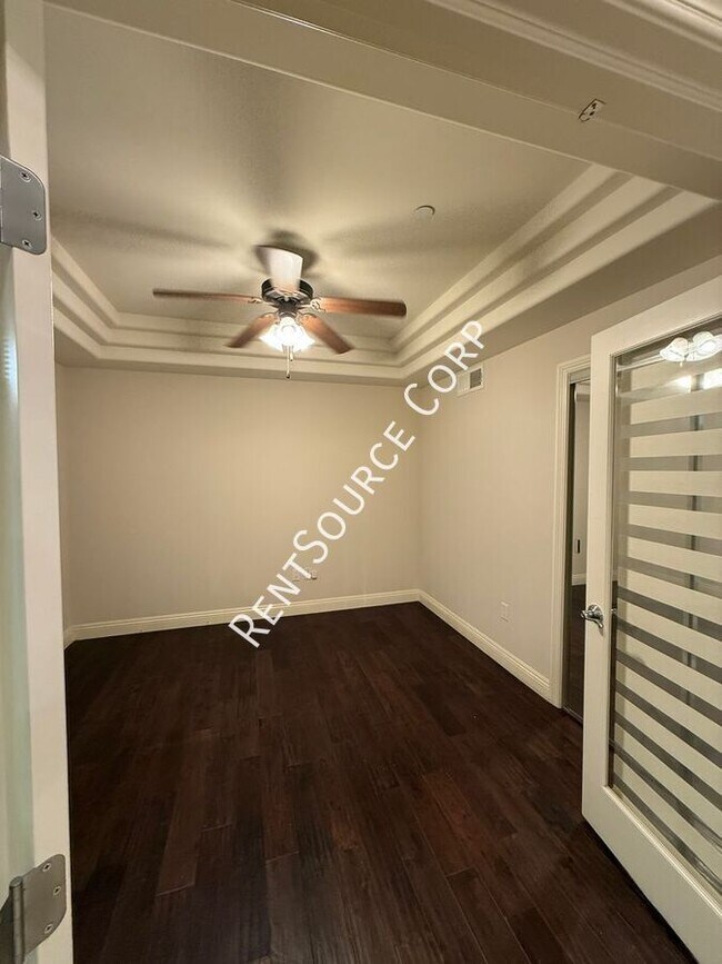 Building Photo - 12044 Hoffman St