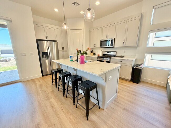 Building Photo - 2932 E Snowberry Dr