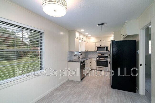 Building Photo - 4609 Biscayne Dr
