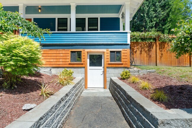Building Photo - 709 Grand Ave