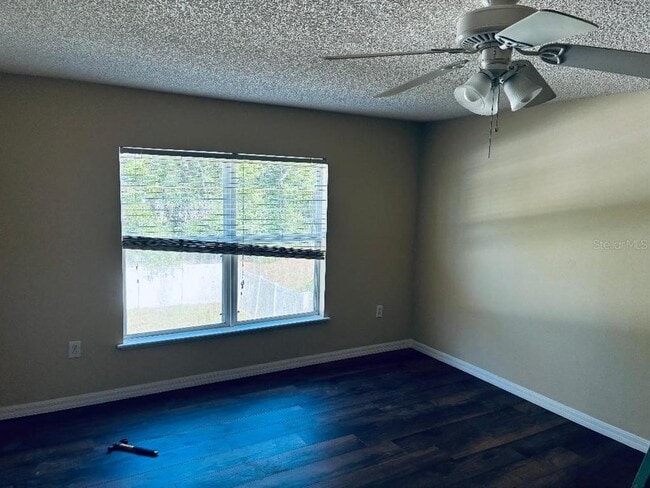 Building Photo - 5662 Oakwood Knoll Dr