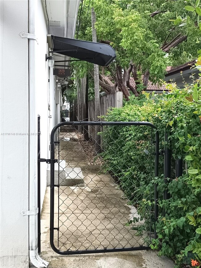 Primary Photo - 1819 Fillmore St