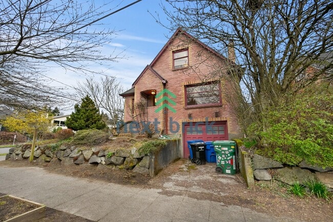 Building Photo - A classic vintage house ready to rent