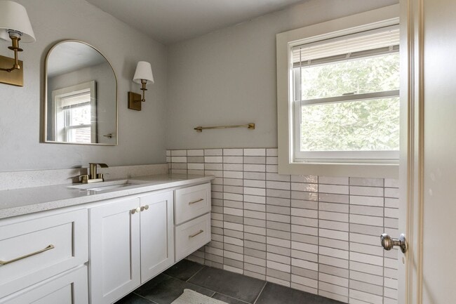 Building Photo - Charming Updated 1-Bedroom Home in Great L...
