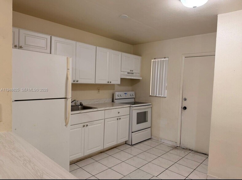 Building Photo - 1900 W 54th St