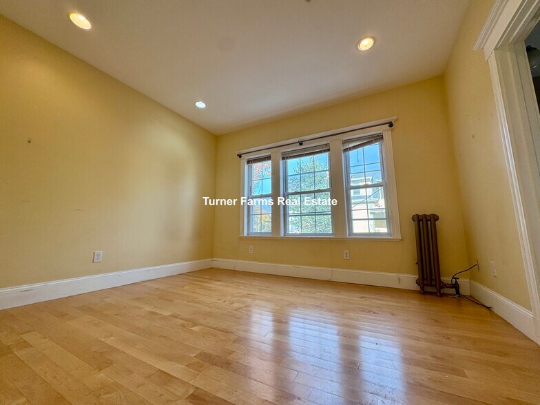 Building Photo - 156 Magazine St