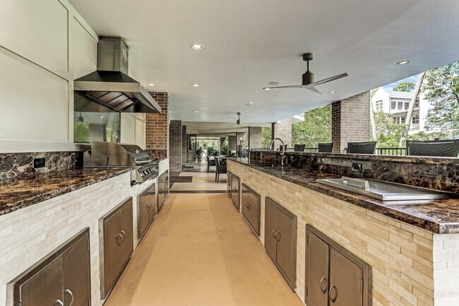 Building Photo - 21 E Briar Hollow Ln