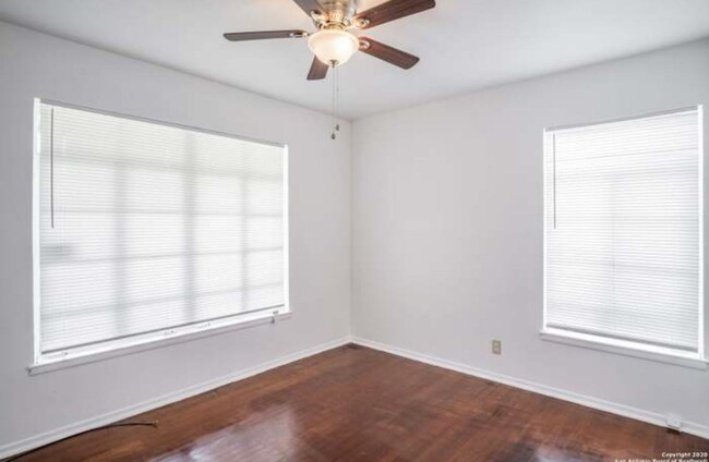 Building Photo - Perfect 3 BD 2 BA home near Alamo Heights ...