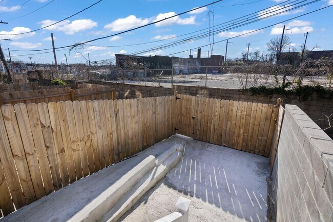 Building Photo - 524 N Pulaski St