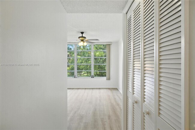 Building Photo - 3850 Oaks Clubhouse Dr