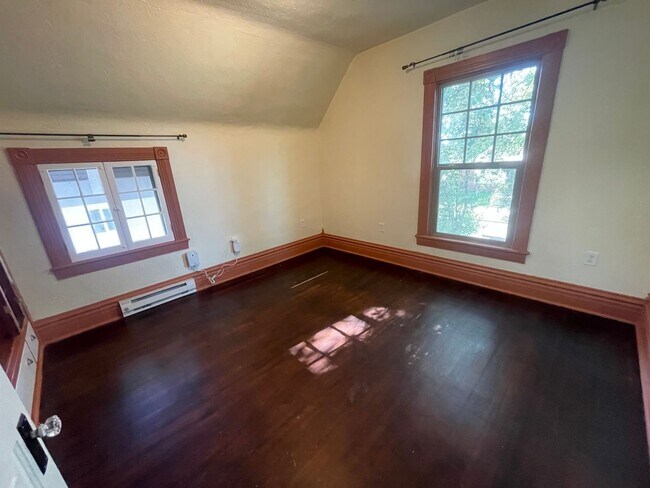Building Photo - 1030 W Spofford Ave