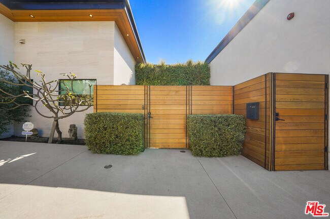 Building Photo - 8242 Hillside Ave