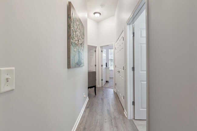 Building Photo - Gorgeous 3/2 Top Floor Condo w/ Private Vi...