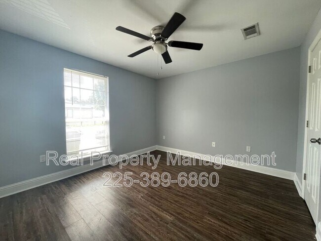 Building Photo - 5500 Dianna Dr