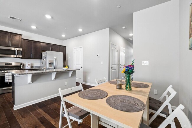 Building Photo - 1045 Enclave Ave