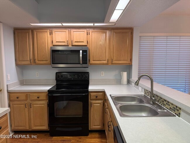 Building Photo - 7701 Leesburg Dr S
