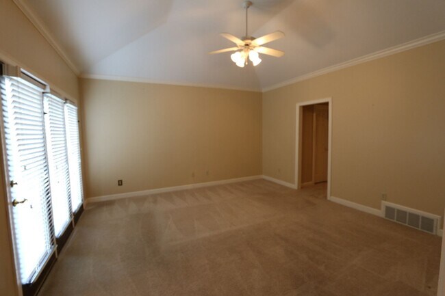 Building Photo - EXECUTE LIVING IN PRIVATE COMMUNITY