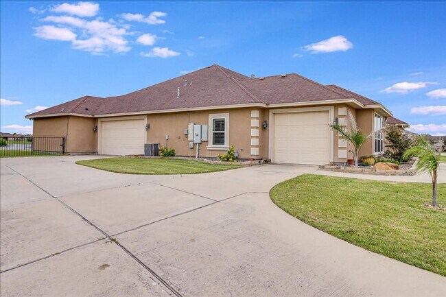 Building Photo - 6241 Lago Vista Dr