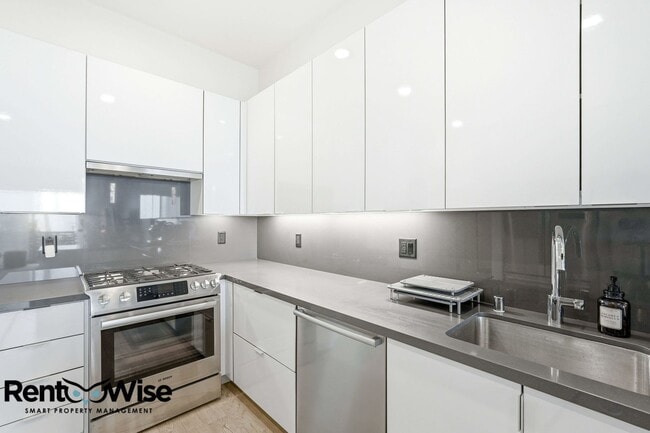 Building Photo - 594 Hudson Ave