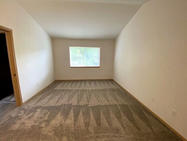 Building Photo - Fully Renovated 2 Bedroom, 1.5 Bath Townhouse with Garage