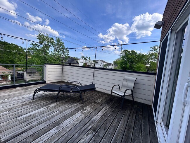 Building Photo - 913 14th Ave S