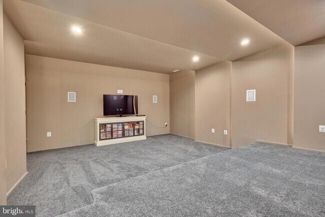 Building Photo - 1100 Balls Hill Rd