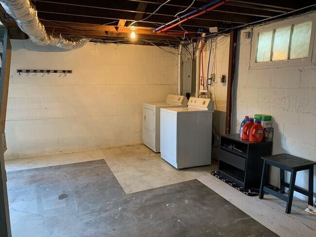 Building Photo - 2 Bed / 1 Bath House Near NKC!