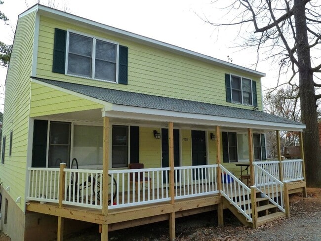 Primary Photo - Inviting, updated 4br 3.5ba duplex w/ park...