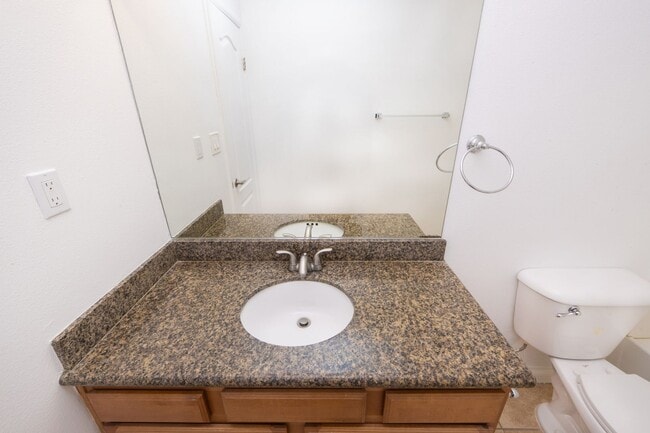 Building Photo - 2BR/1.5BA Condo! 2 parking spaces