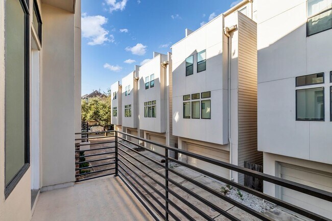 Building Photo - 1724 Ovid St