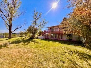 Building Photo - Gorgeous Private Home with Views!