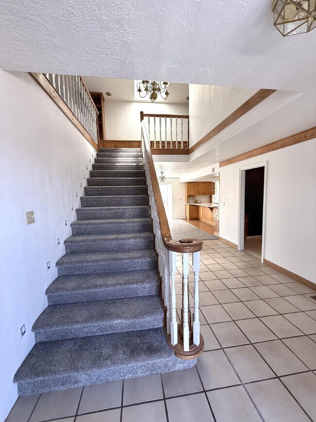 Building Photo - AVAILABLE AUGUST 4TH- RENT - 5 BDRM - 5 1/2 BATH - VIEWS VIEWS VIEWS