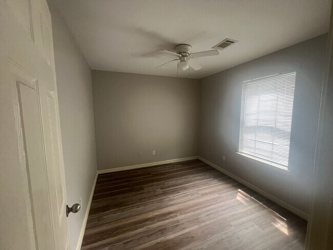 Building Photo - Nice 3 Br. 2 Bath home in Ward