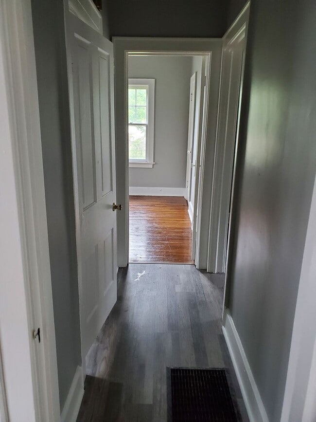 Building Photo - 2 Bed/ 1Bath/ Garage / Carport