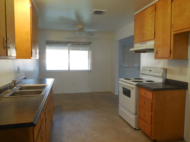 Building Photo - 3 Bedroom / 1.5 Bath House