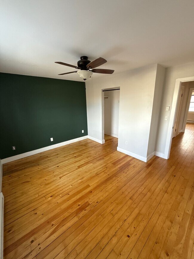 Building Photo - 316 E Peach St