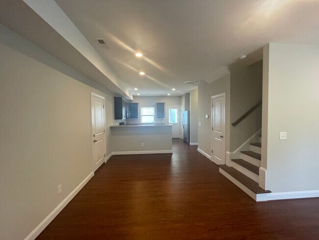 Building Photo - 3 bedroom 2.5 Bathroom House Welcomes Stud...