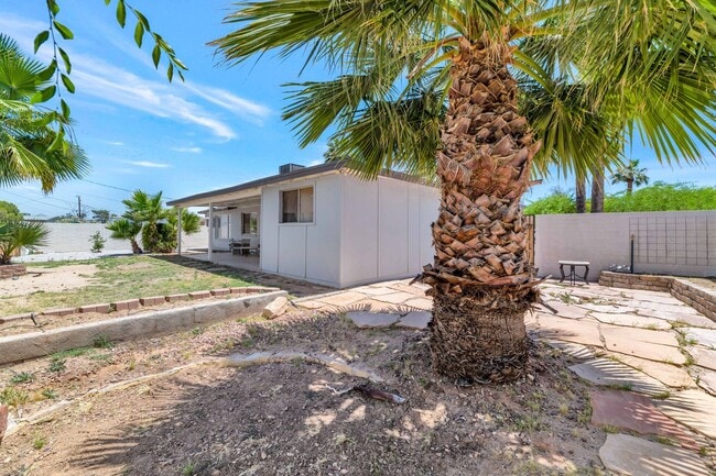Building Photo - 3904 E Sahuaro Dr