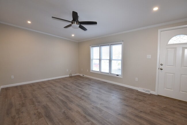 Building Photo - 6 Canterbury Ln