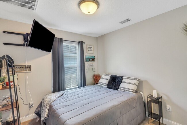 Building Photo - 203 Grandview Dr