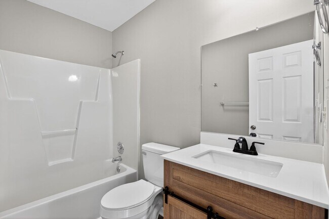 Building Photo - 2 Bedroom 2.5 Bath End Unit Townhouse in Fredericksburg