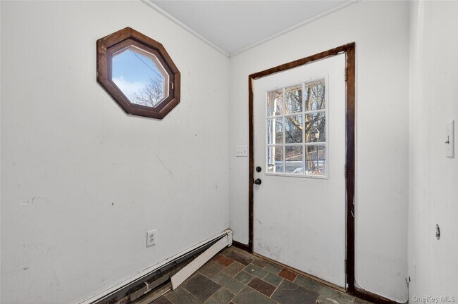 Building Photo - 32 Quaker Hill Rd