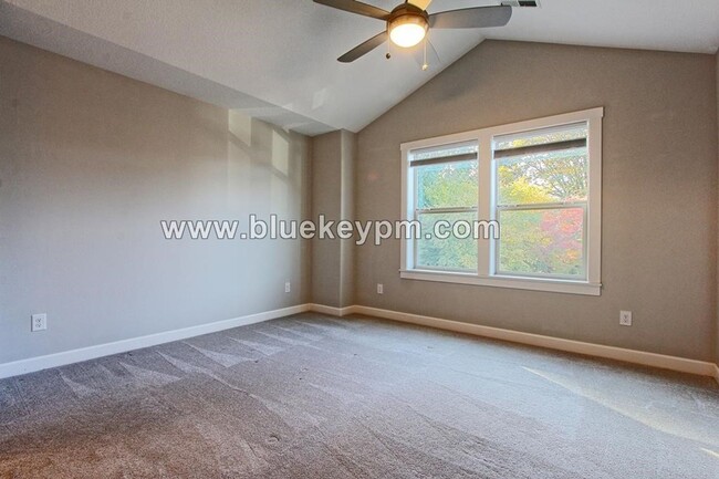 Building Photo - 3 Bed, 2.5 Baths Townhome with 2 Car Garag...