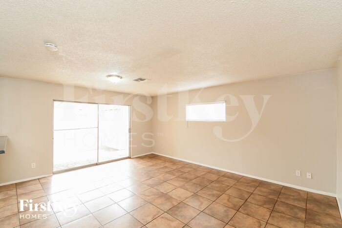 Building Photo - 940 E Loma Vista Dr