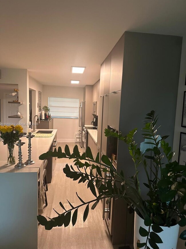 Building Photo - 1811 Sabal Palm Dr